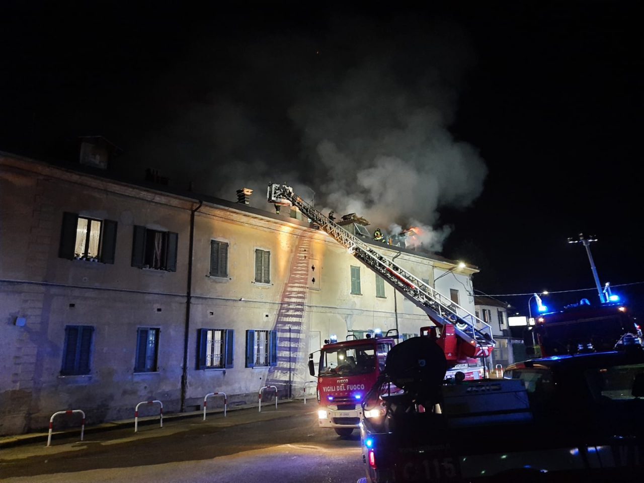 Carnate: fiamme in Cascina Camperia, famiglie evacuate