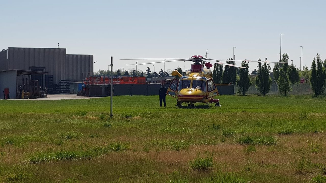 Caduta in un impianto lavorativo a Villasanta: arriva l’elisoccorso FOTO VIDEO