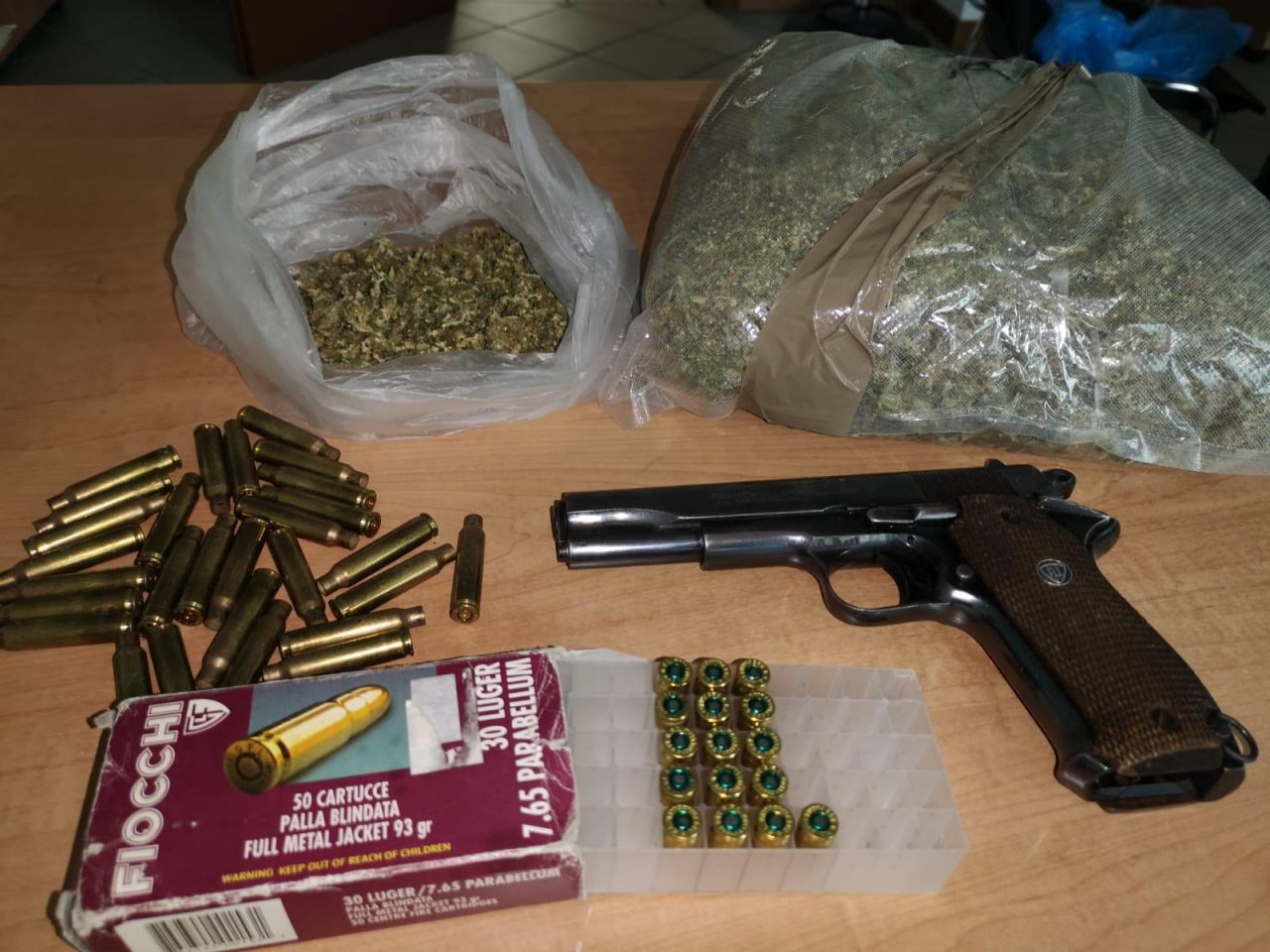 Due cani aggrediscono un passante. Il padrone arrestato… per possesso di droga e armi