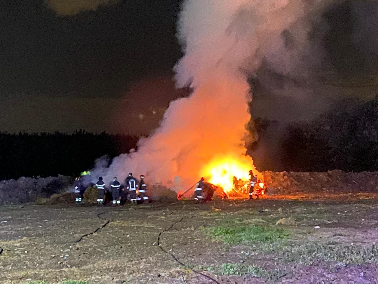 Grosso incendio in un campo divora balle di fieno FOTO