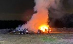 Grosso incendio in un campo divora balle di fieno FOTO