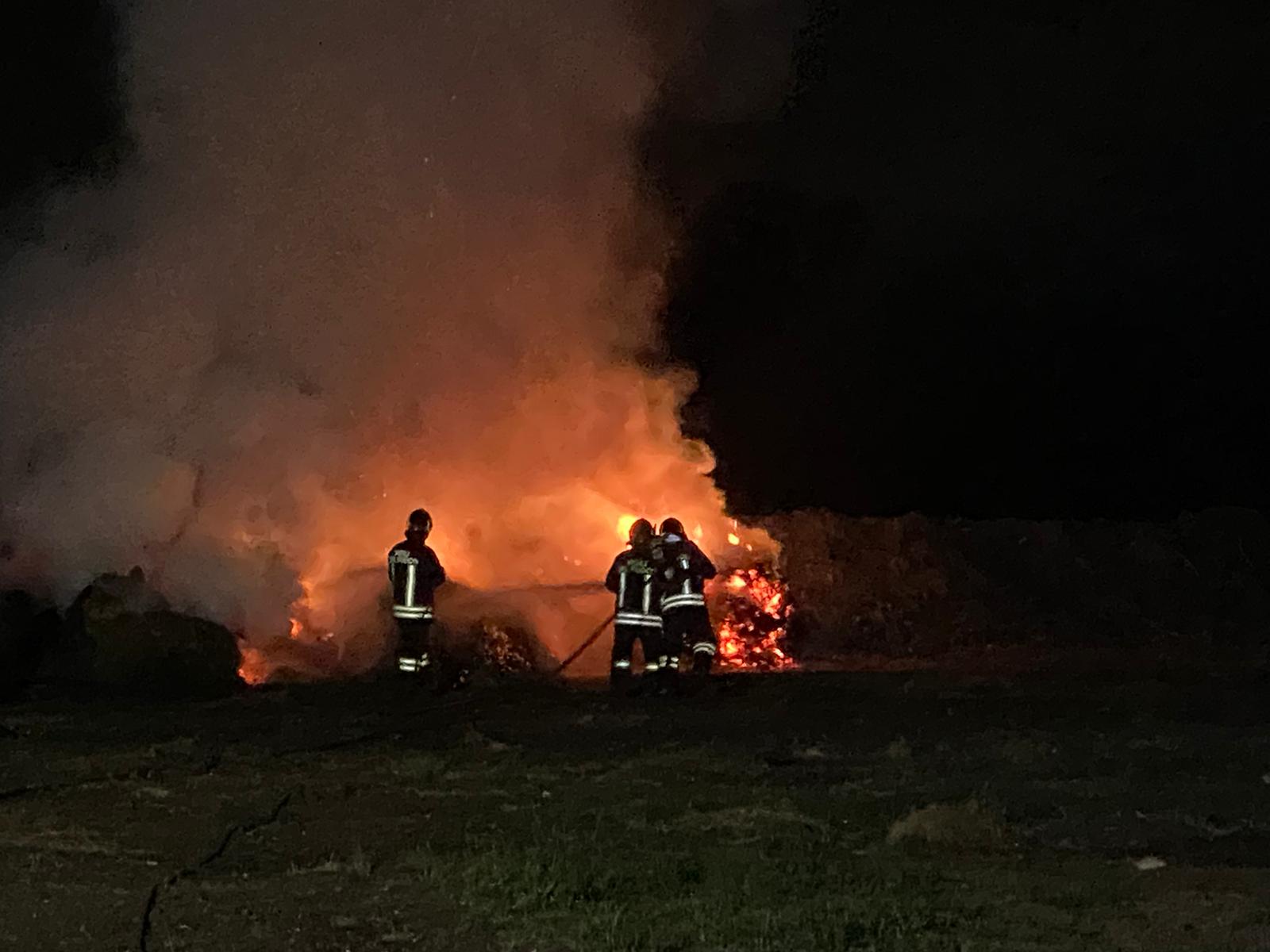 incendio balle fieno nova vigili fuoco