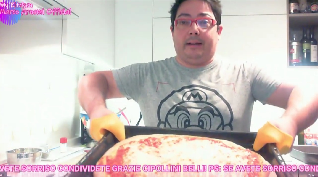 Il comico della “Prova del cuoco” diverte il pubblico dalla sua cucina
