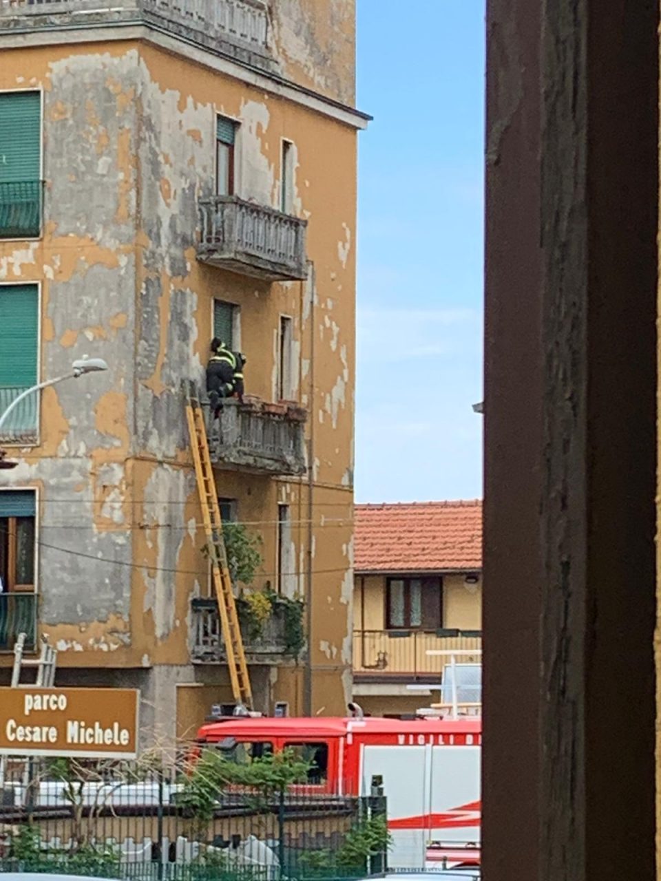 I pompieri irrompono in casa per aprire la porta