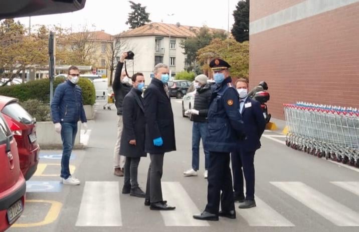 Coronavirus, sopralluogo di sindaco e assessore in supermercati, poste e stazione