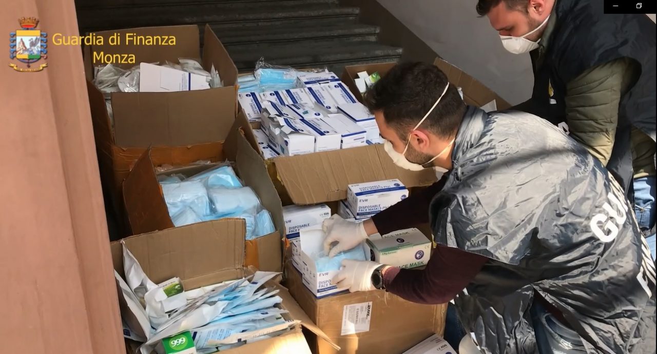 Vendeva mascherine non a norma e farmaci cinesi spacciati come “anti Covid”: denunciato