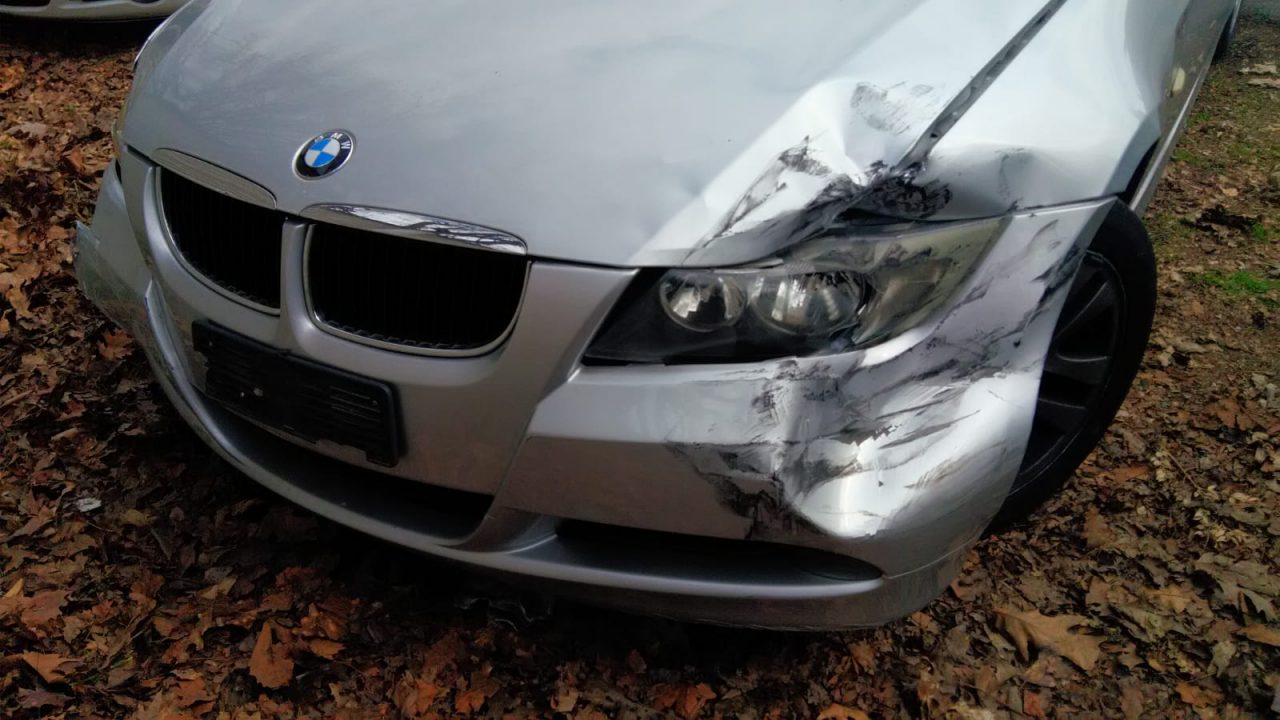 Passa col rosso, si schianta contro un’auto e scappa: denunciato
