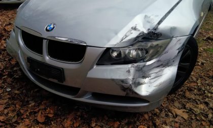 Passa col rosso, si schianta contro un'auto e scappa: denunciato