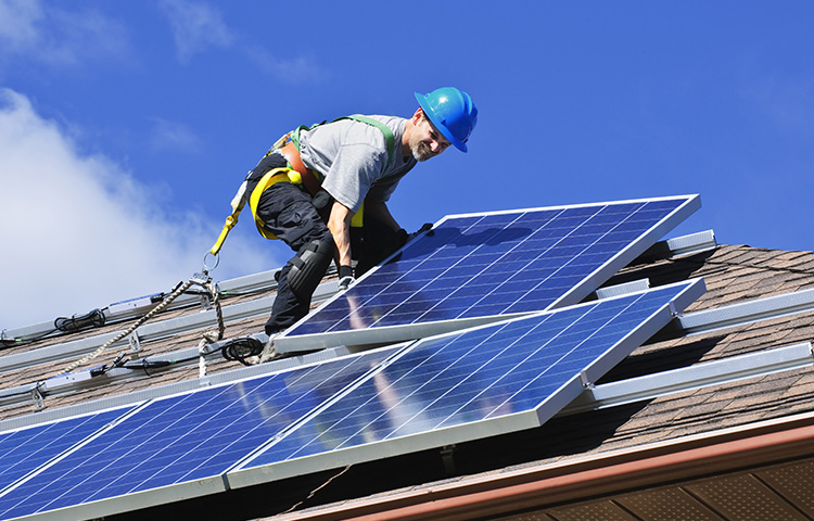 Fotovoltaico sul tetto della scuola: progetto pilota per altri 15 edifici comunali
