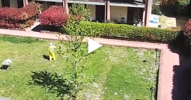 Lo show del papà clown illumina il pomeriggio dei bambini affacciati alle finestre VIDEO