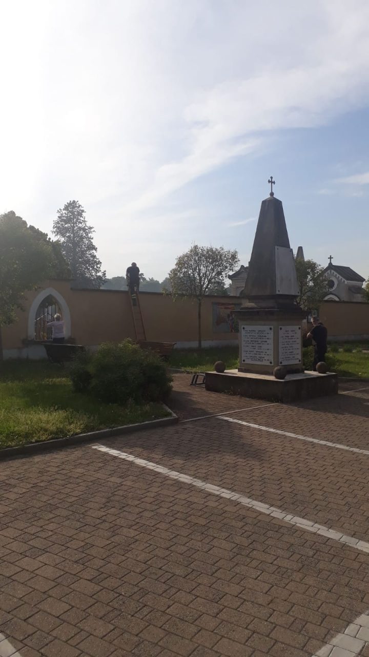 Anziana dimentica la borsa al cimitero di Lentate ma lo trova chiuso, intervengono i pompieri