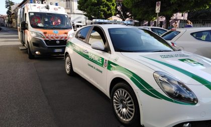 Taglia lo stop e si schianta sul marciapiede: in ospedale