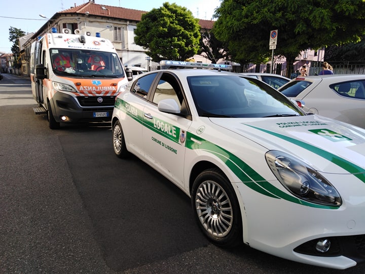 Taglia lo stop e si schianta sul marciapiede: in ospedale