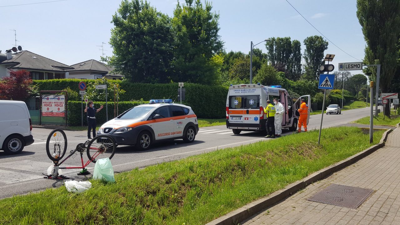 Lesmo: cade dalla bicicletta, 59enne soccorso in codice rosso