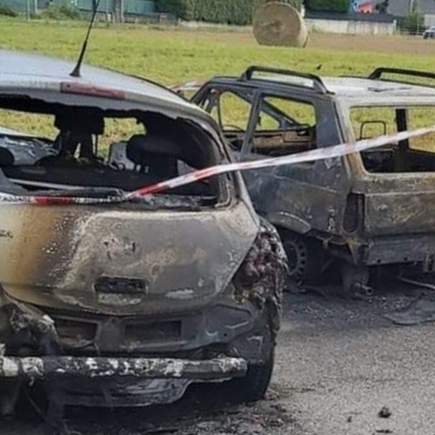 Due auto in fiamme, mistero a Cornate FOTO