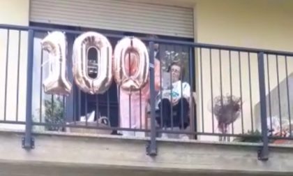 Villasanta, auguri speciali (sul balcone) per nonna Alessandrina che compie 100 anni
