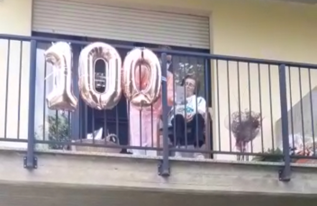 Villasanta, auguri speciali (sul balcone) per nonna Alessandrina che compie 100 anni