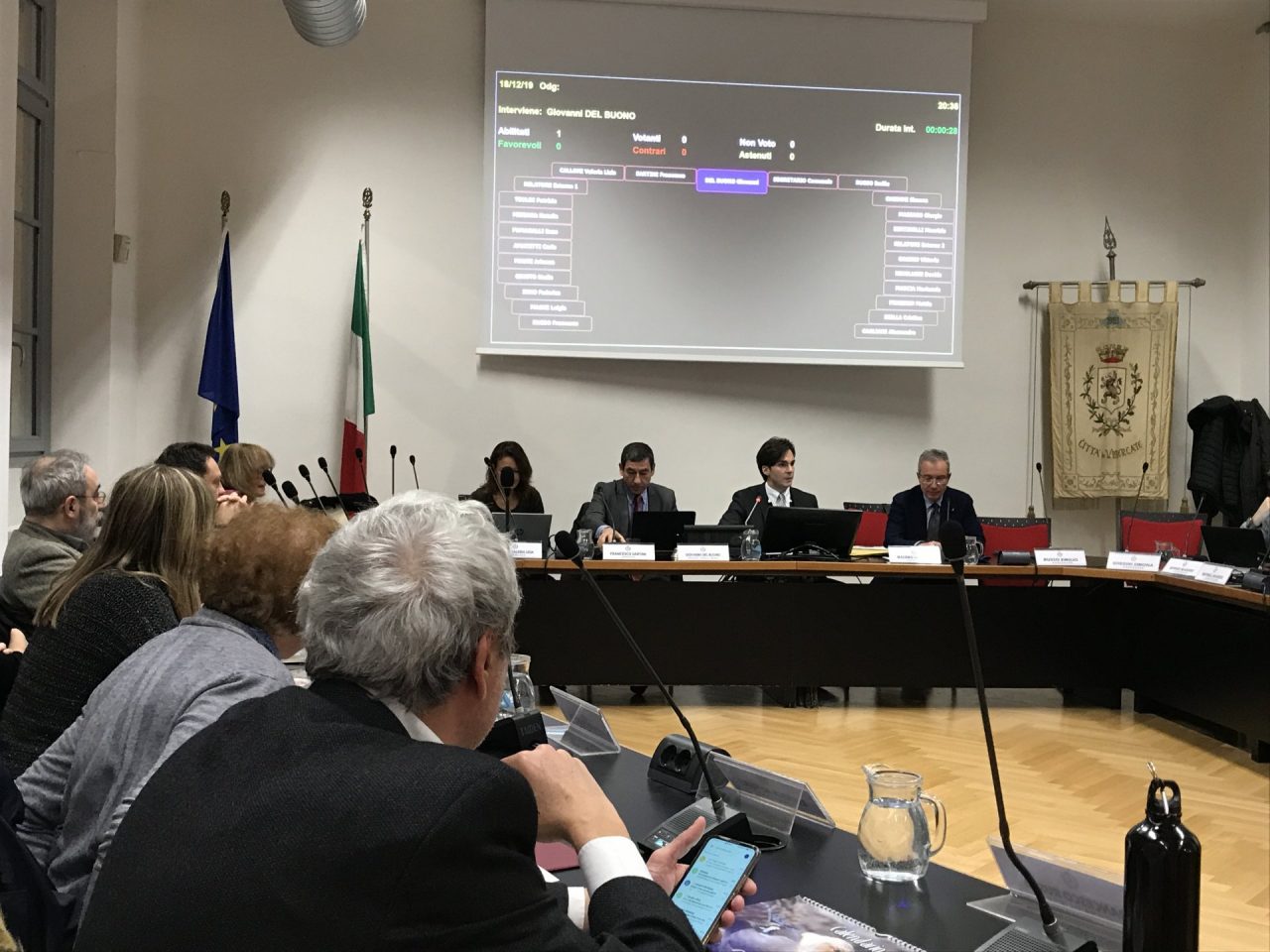 Il sindaco nasconde il ricorso al Tar, le opposizioni abbandonano il Consiglio