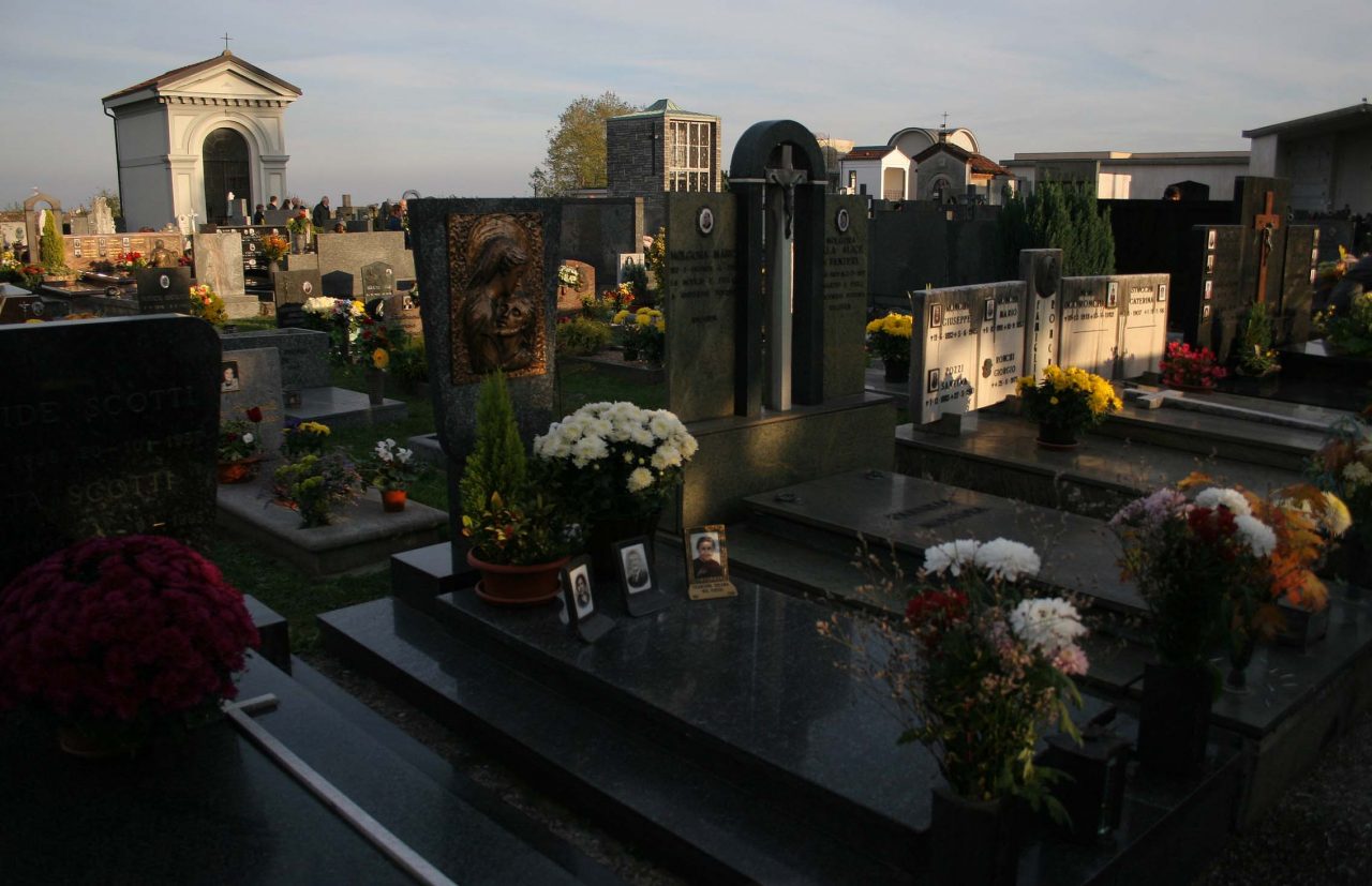 Ladri senza cuore, razzìa di portavasi al cimitero di Cornate