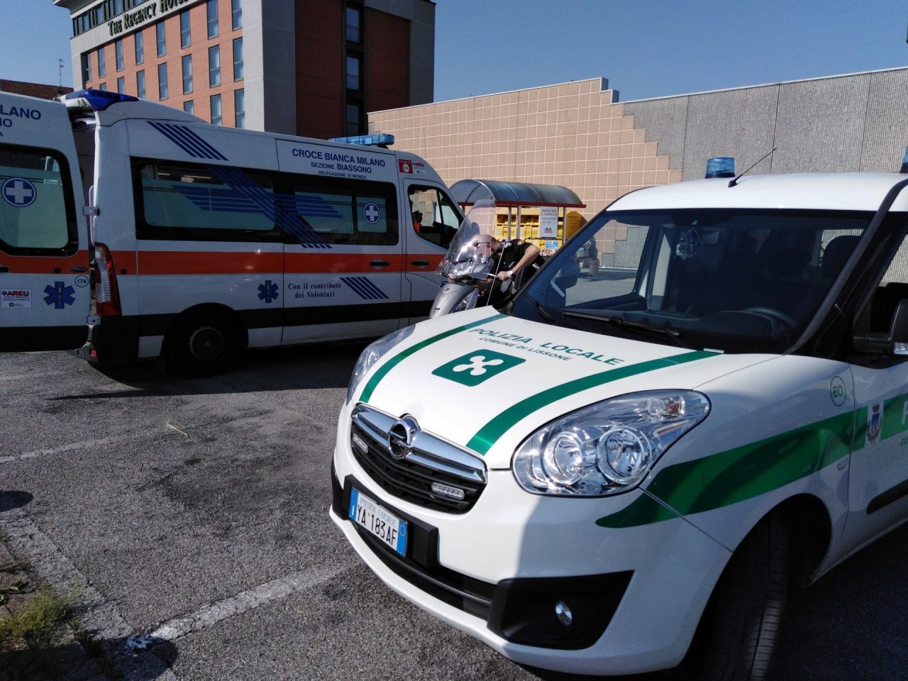Perde il controllo dello scooter e cade, paura per un 53enne