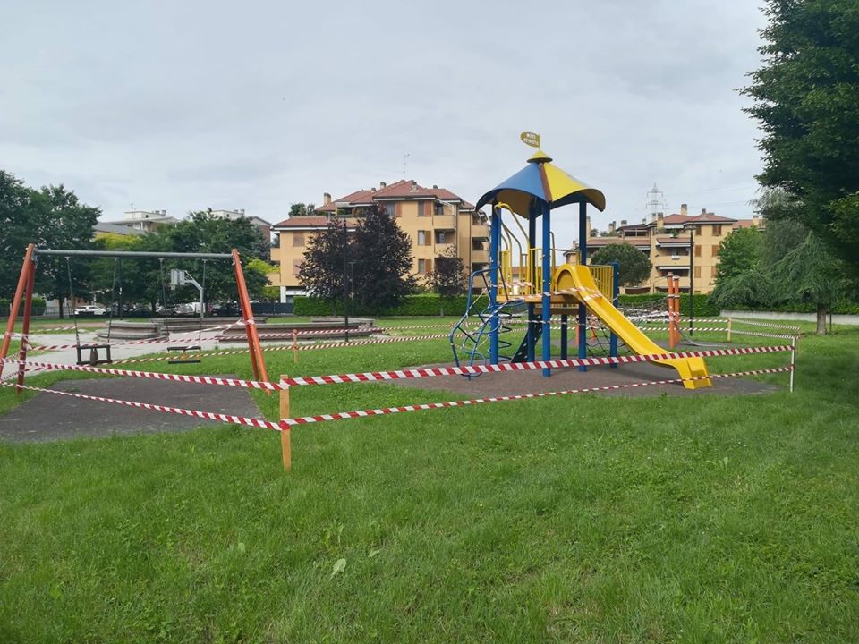Caponago: aree gioco interdette e canestri rimossi dai campetti