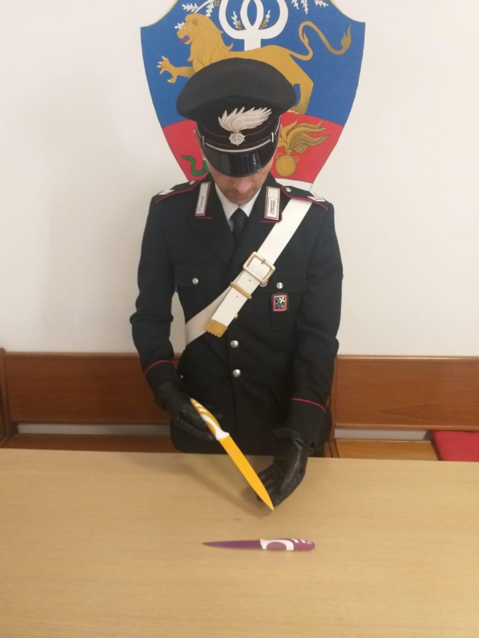 Aggredisce i Carabinieri con due coltelli, arrestato