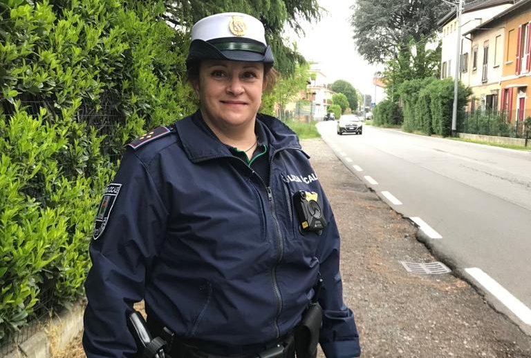 Vigilessa e cuore di mamma: “La paura più grande è di contagiare le mie figlie”