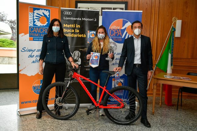 Cancro Primo aiuto consegna bici a Michela Moioli