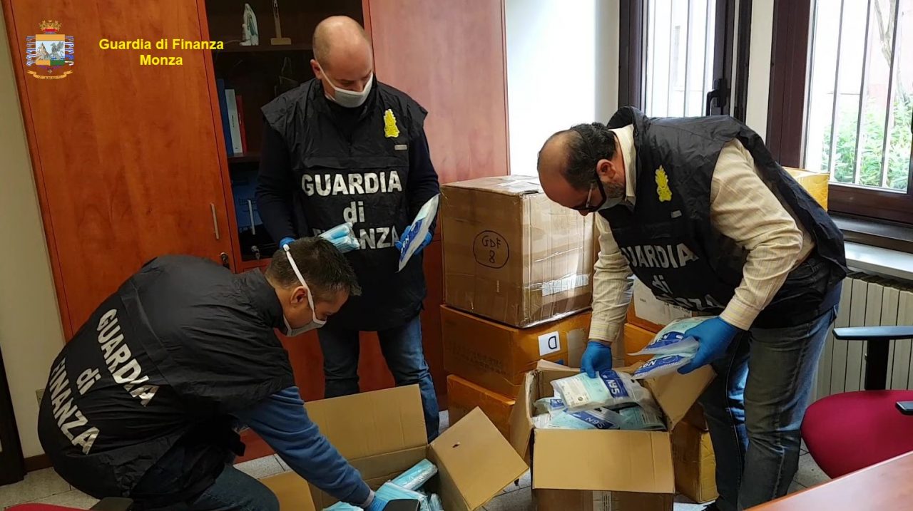 La Guardia di Finanza sequestra oltre 19mila mascherine
