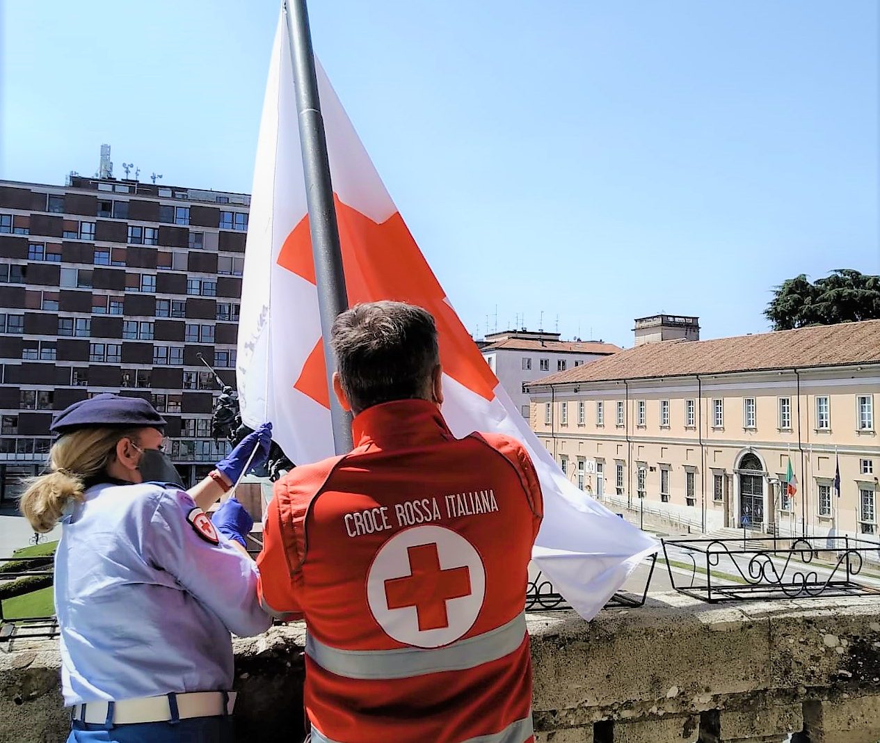 Giornata Mondiale della Croce Rossa al balcone del palazzo comunale