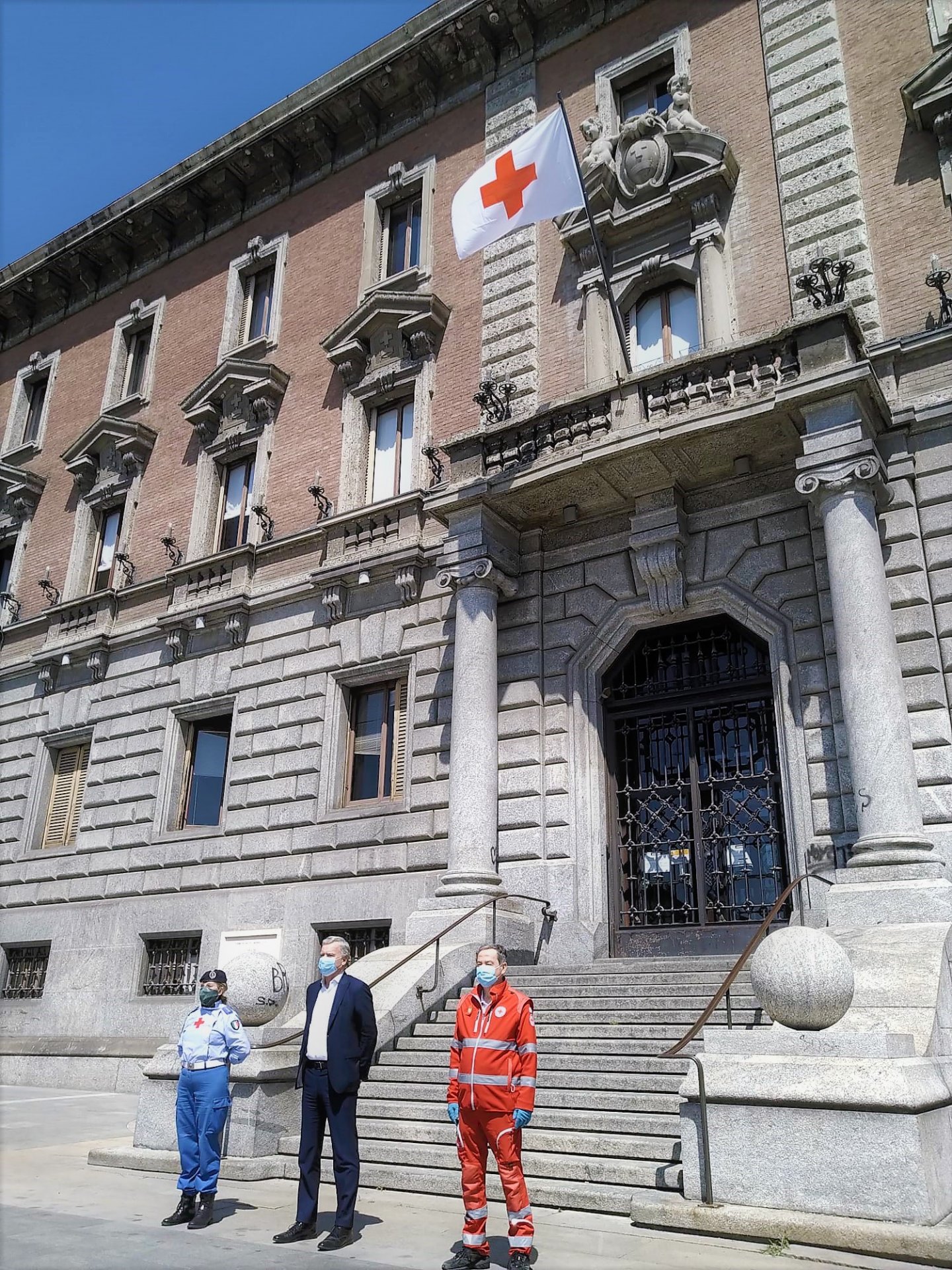 Giornata Mondiale della Croce Rossa davanti al palazzo