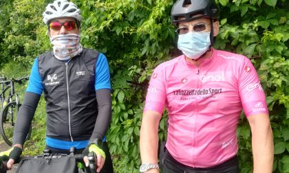 Oss festeggia la fine dell'emergenza con un tour in bici