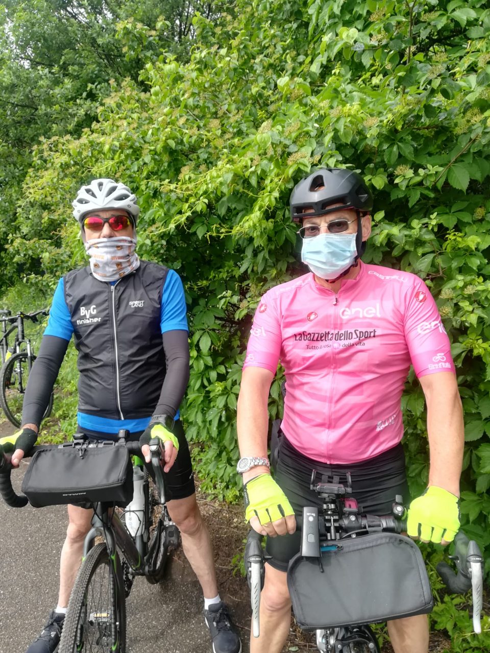 Oss festeggia la fine dell’emergenza con un tour in bici