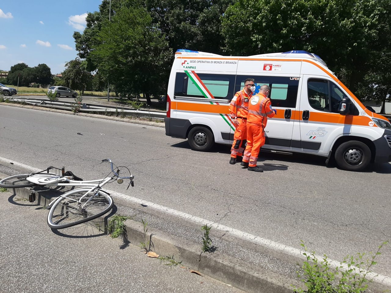 Scontro tra bicicletta e scooter: due feriti