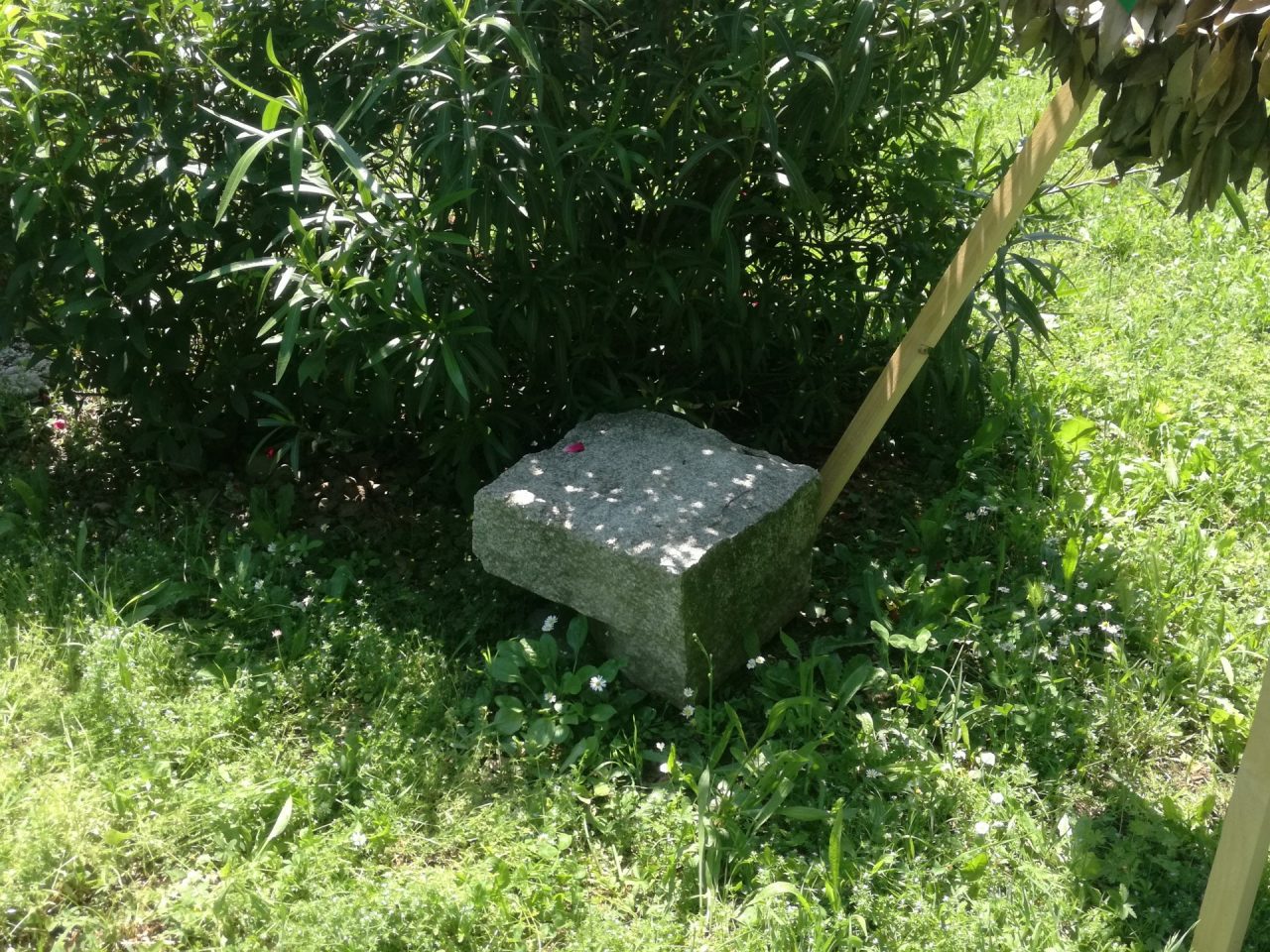 Al monumento dei Maestri del lavoro rubati perfino i fiori FOTO