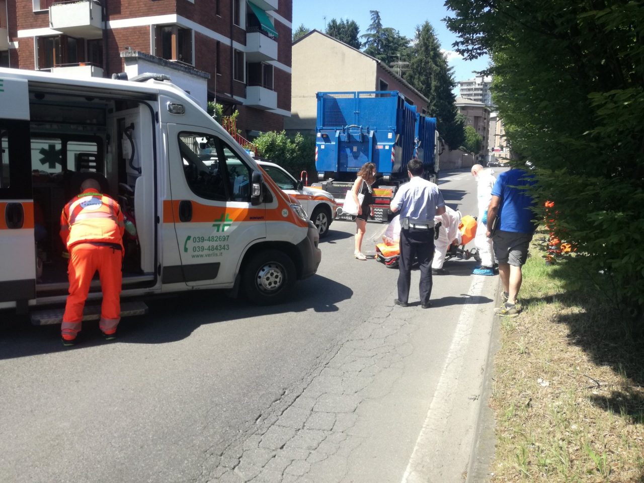 Ragazzina in bicicletta investita da un autocarro