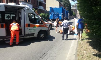 Ragazzina in bicicletta investita da un autocarro