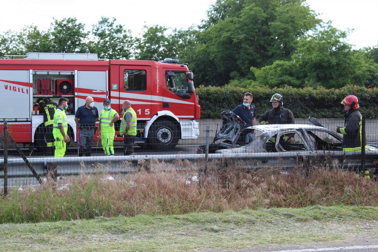 Auto prende fuoco sulla Valassina, traffico in tilt LE FOTO