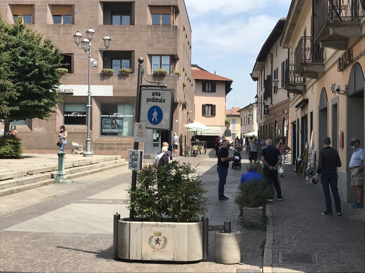 I commercianti si rialzano: domenica negozi aperti a Vimercate