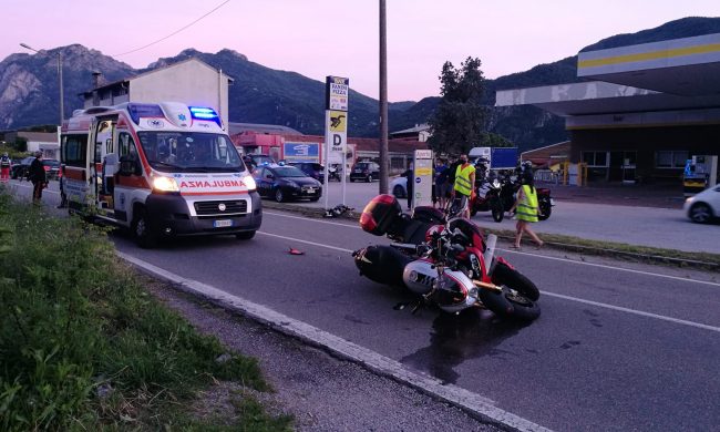 Scontro fra due moto lungo la Statale a Mandello FOTO