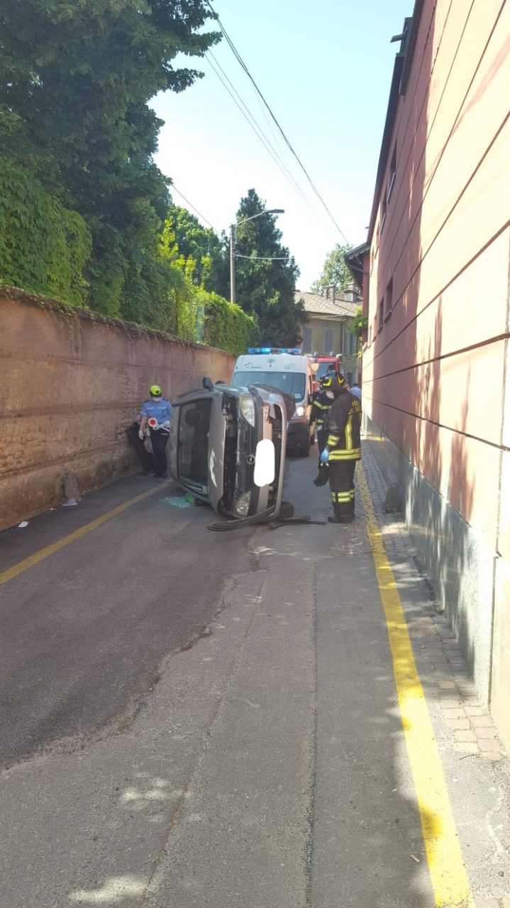 Auto si ribalta, soccorso un 84enne