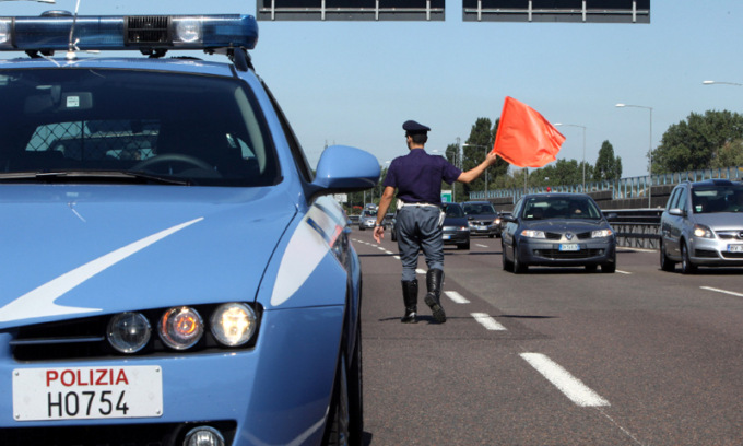 Nuovi etilometri e sistemi di controllo dei cronotachigrafi per la Polizia Stradale di Arcore