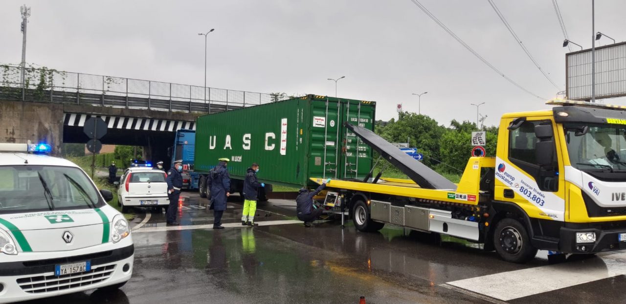 Tir incastrato sotto il ponte di via San Benedetto a Cesano. In corso le verifiche dei tecnici