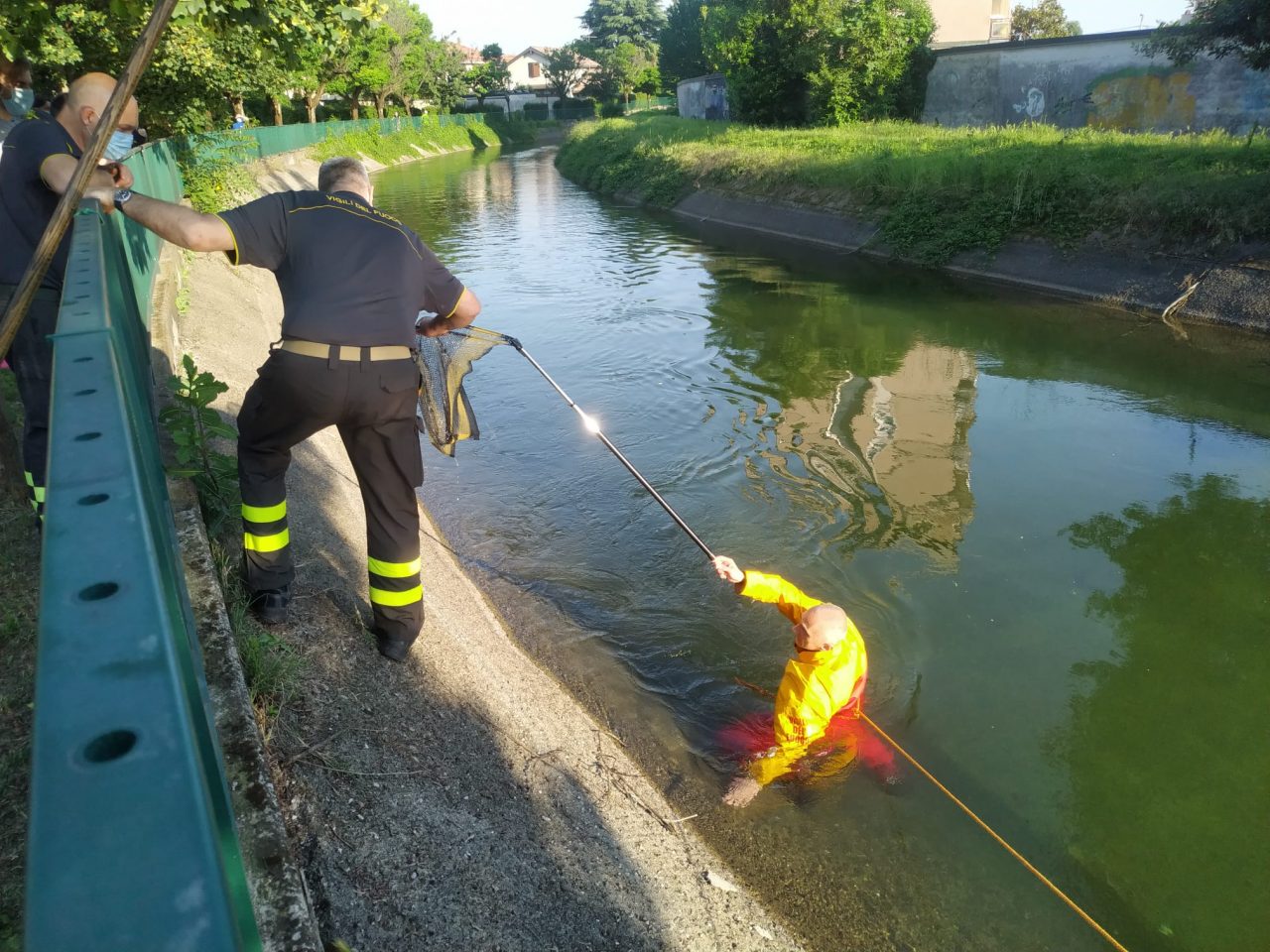 Cade il telefono nel Villoresi arrivano i pompieri