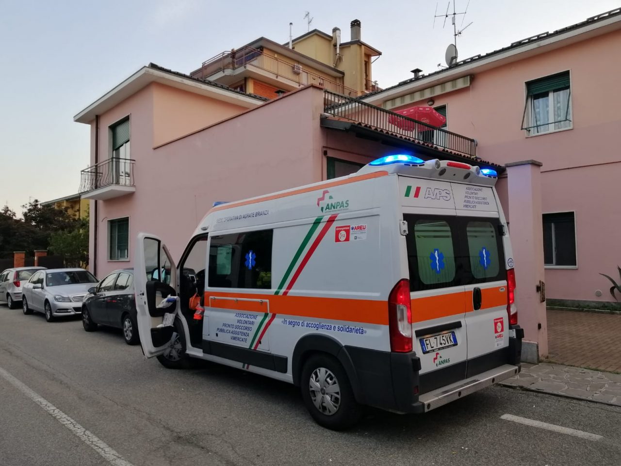 Bimba di due anni precipita dal balcone