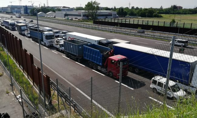 Incidente in A4, arriva l’elisoccorso. Lunghe code