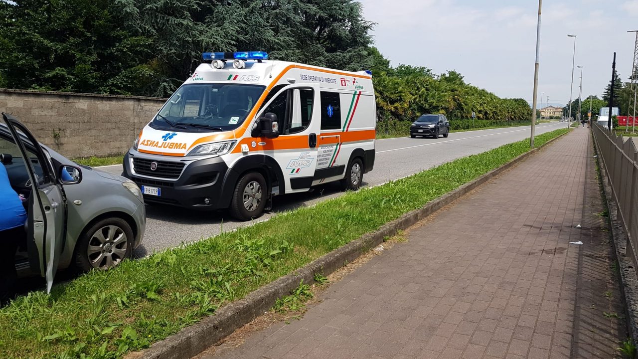 Burago: malore in strada, giovane soccorsa in codice rosso