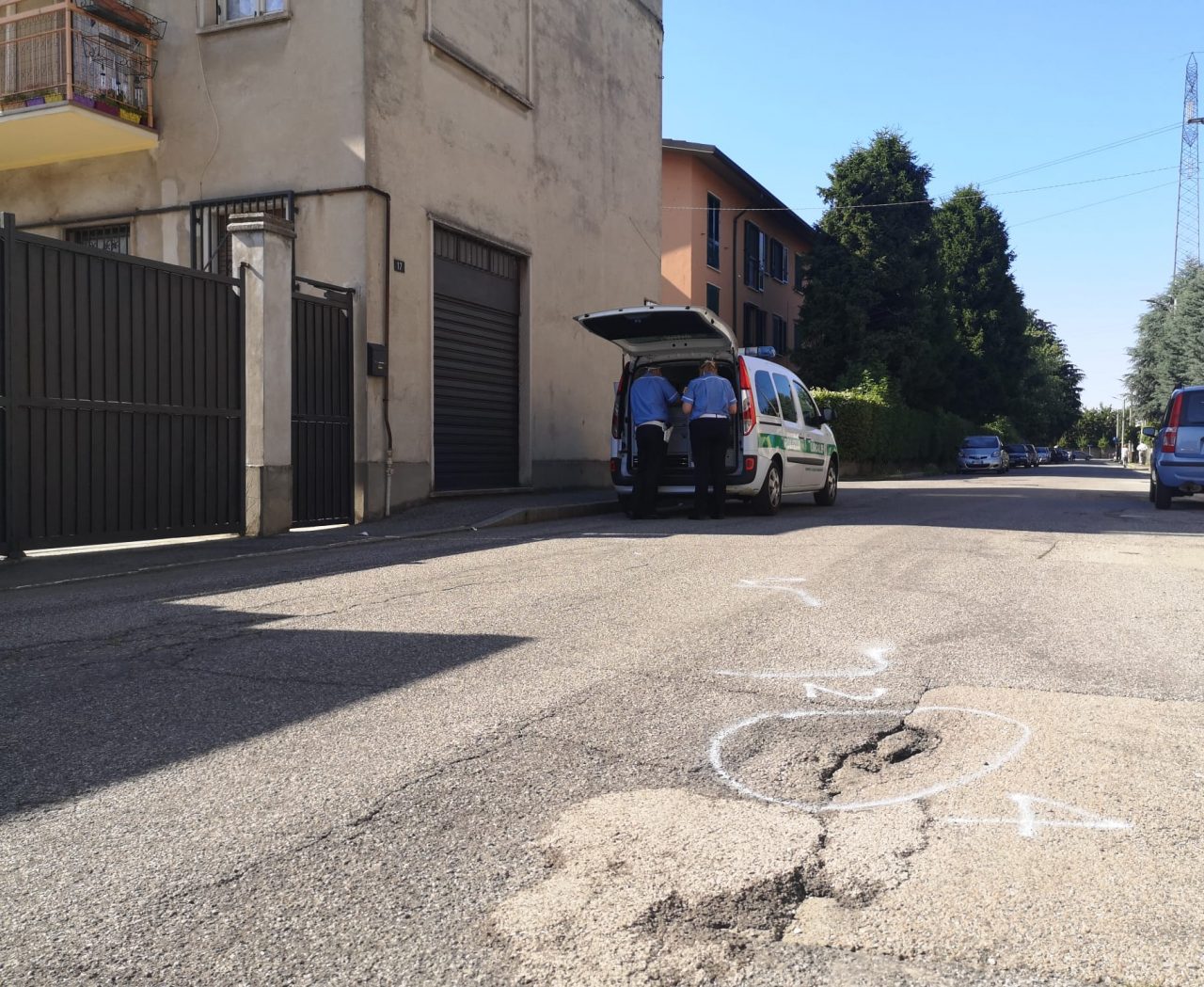 Cade dalla bici a Cesano: gravissimo un 54enne