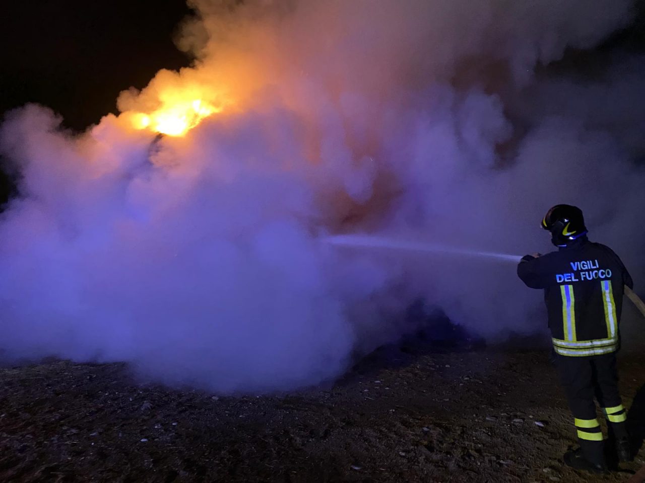 Balle di fieno in fiamme in una azienda agricola a Carate FOTO VIDEO