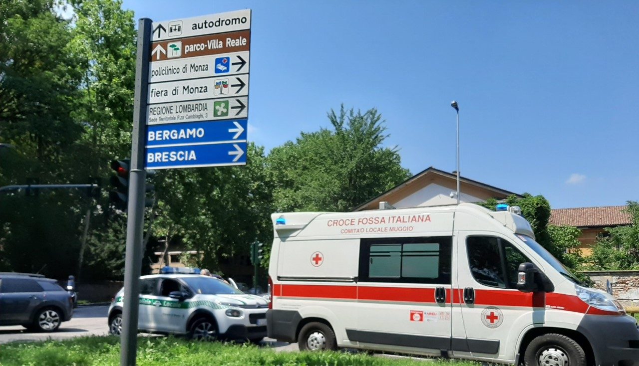 Intervengono per sedare una lite tra automobilisti: agenti della Polizia locale aggrediti